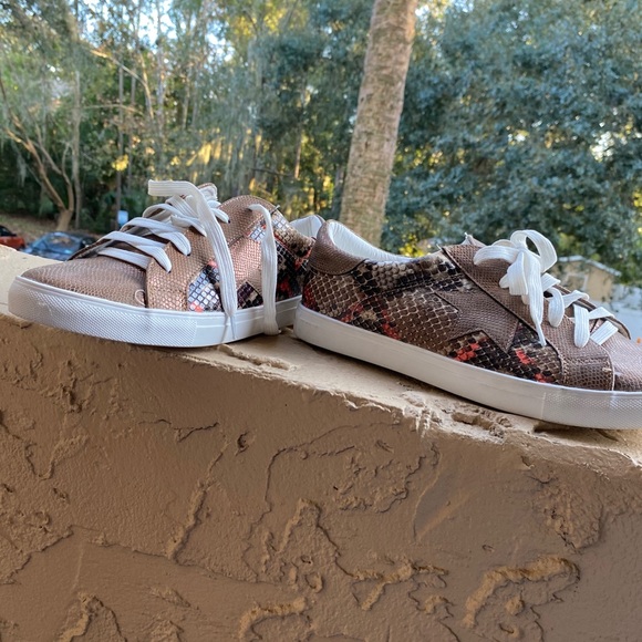 NWOT Snakeskin sneaker shoes size 9 - Picture 3 of 4